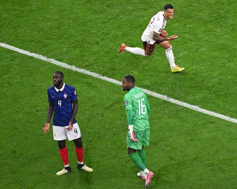 Pedro Porro viert de 2-0 van Spanje tegen Frankrijk in de WK-halve finale