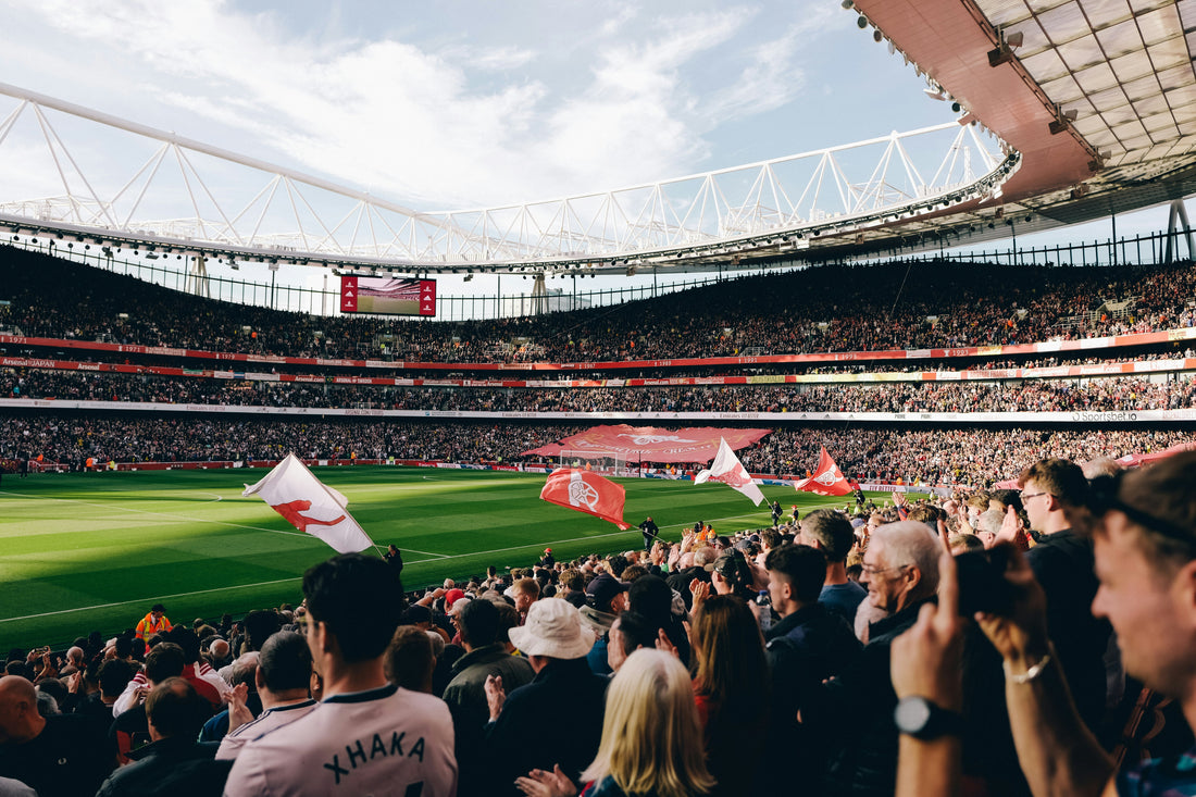 Supporters en vlaggen in een geladen stadionmoment tijdens een WK 2026 strafschoppenavond