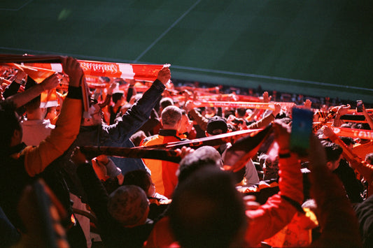 Feestende supporters met sjaals omhoog tijdens een emotionele WK 2026 comebackavond