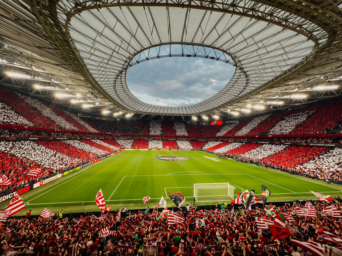 Vol stadion met juichende supporters en grote toernooisfeer tijdens een WK 2026 knock-outavond