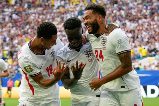 Bukayo Saka viert met Engeland tegen Frankrijk